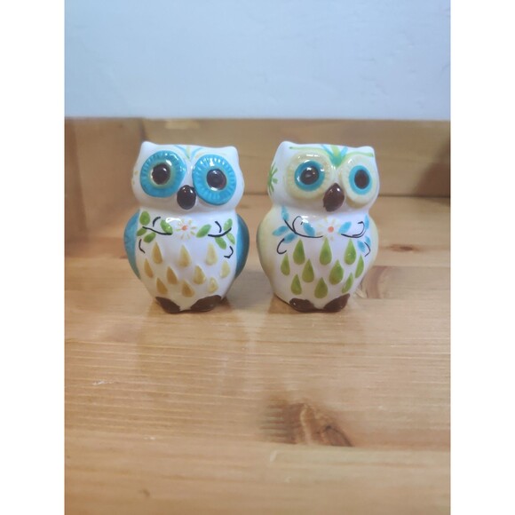 Cute 2.5" Ceramic Spring Owl Salt & Pepper Set - Picture 1 of 7